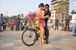 Vivek Oberoi Proposes Neha Sharma for Jayantabhai ki love story promotions in Bandra, Mumbai on 13th Feb 2013 (45).JPG